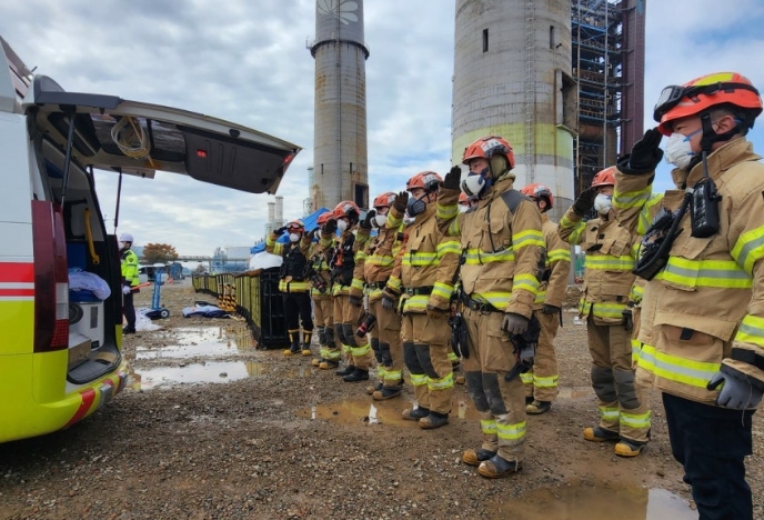 40대 김씨 시신 수습 직후 구조대원들이 도열해 거수경례를 하고 있다. (사진제공=울산소방본부)