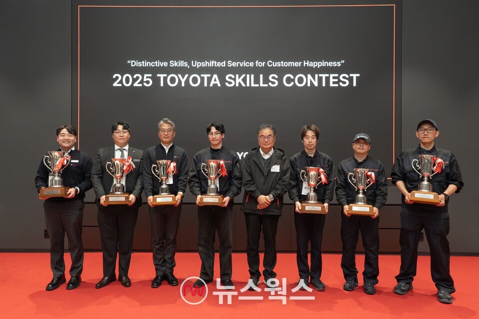 콘야마 마나부 토요타코리아 사장이 '2025 토요타 스킬 콘테스트' 부문별 1위 수상자와 함께 기념 촬영을 하고 있다. (사진제공=토요타코리아)
