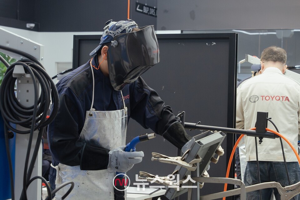 '2025 토요타 스킬 콘테스트'에서 참가자가 판금 부문 경연을 펼치고 있다. (사진제공=토요타코리아)