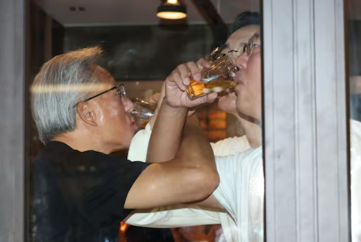 젠슨 황 엔비디아 최고경영자가 지난달 30일 서울 삼성동 한 치킨집에서 이재용 삼성전자 회장, 정의선 현대차그룹 회장과 러브샷을 하고 있다. (사진=공동취재단)