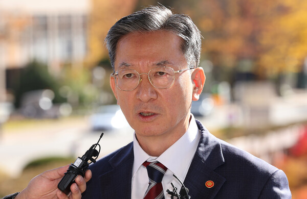 정성호 법무부 장관이 10일 정부과천청사 법무부 출입구에서 최근 검찰이 대장동 개발비리 의혹 사건 1심 선고에 대한 항소를 포기한 것과 관련한 입장을 밝히고 있다. (사진=뉴스1)