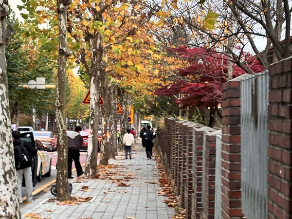 지난 2024년 11월 14일 2025학년도 수능 시험을 치르기 위해 학생들이 경기 고양시에 위치한 화수고등학교로 향하고 있다. (사진=허운연 기자)