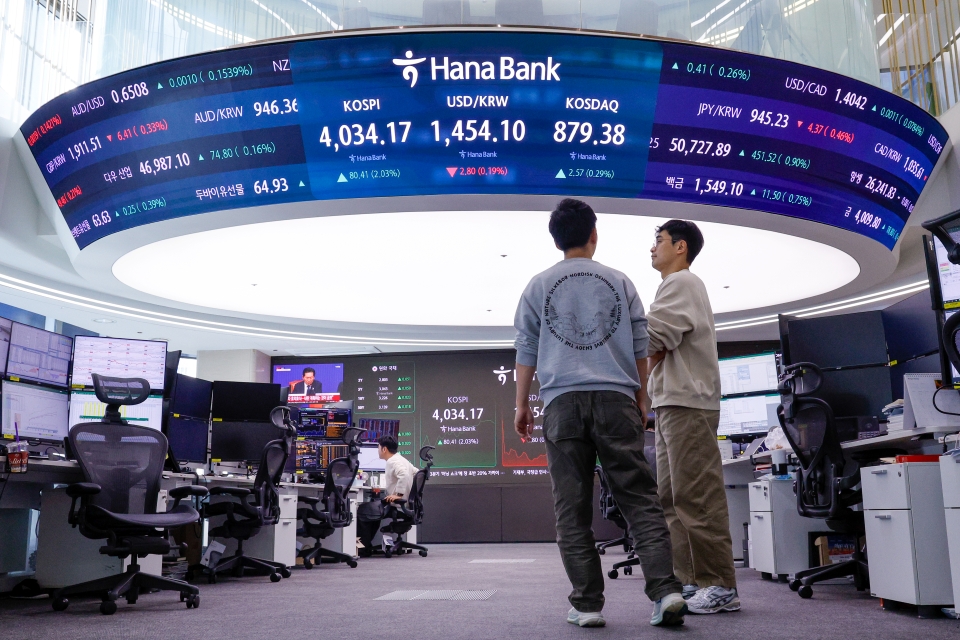 10일 오전 서울 중구 하나은행 본점 딜링룸 전광판에 코스피, 코스닥 지수와 원·달러 환율이 나오고 있다. (사진=뉴스1)