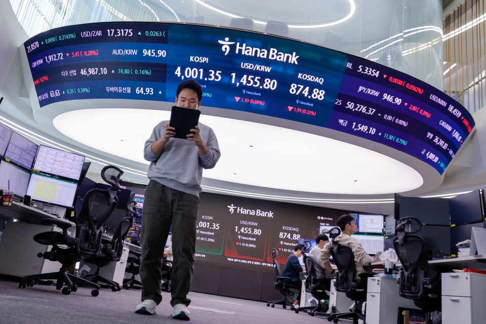 10일 오전 서울 중구 하나은행 본점 딜링룸 전광판에 코스피, 코스닥 지수와 원·달러 환율이 나오고 있다. (사진=뉴스1)