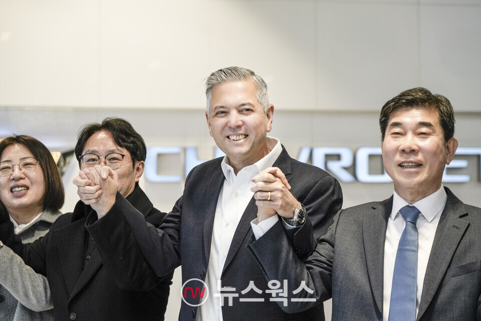 헥터 비자레알(가운데) 한국지엠 사장이 지난 2월 28일 쉐보레 신촌 대리점을 방문해 관계자들과 기념촬영을 하고 있다. (사진제공=한국지엠)