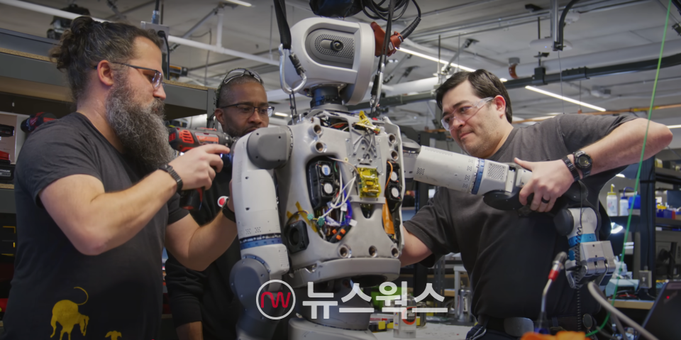 지난 2020년 현대자동차가 인수한 미국 보스턴 다이내믹스 휴머노이드 로봇 '아틀라스'가 올해 생산현장 투입을 앞두고 조립되고 있다. (사진제공=보스턴 다이내믹스)