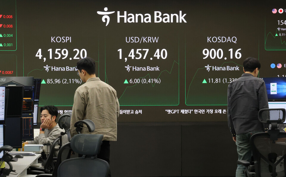 코스피가 상승 개장한 11일 오전 서울 중구 하나은행 본점 딜링룸 현황판에 코스피 지수가 나오고 있다. (사진=뉴스1)