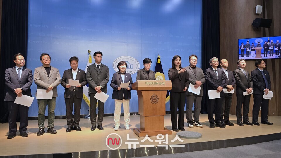 더불어민주당 문화예술특별위원회 위원들이 11일 서울 여의도 국회 소통관에서 세계문화유산 '종묘' 가치 보존을 위해 오세훈 서울시장의 세운4구역 일대 건물 높이 제한 완화 계획 철회를 촉구하고 있다. (사진=원성훈 기자)