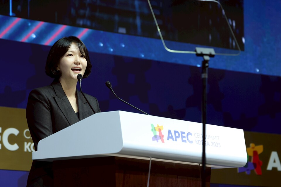 최수연 네이버대표가 지난 10월 29일 APEC CEO 서밋에서 발표를 진행하고 있다. (사진제공=네이버)