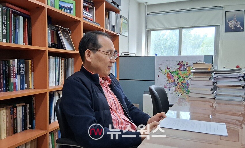 신현돈 인하대 에너지자원공학과 교수가 최근 교내 집무실에서 뉴스웍스와 인터뷰를 진행하고 있다. (사진=안광석 기자)