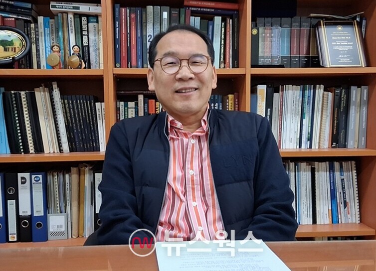 신현돈 인하대학교 에너지자원공학과 교수가 최근 교내 집무실에서 뉴스웍스와 인터뷰 하고 있다. (사진=안광석 기자)