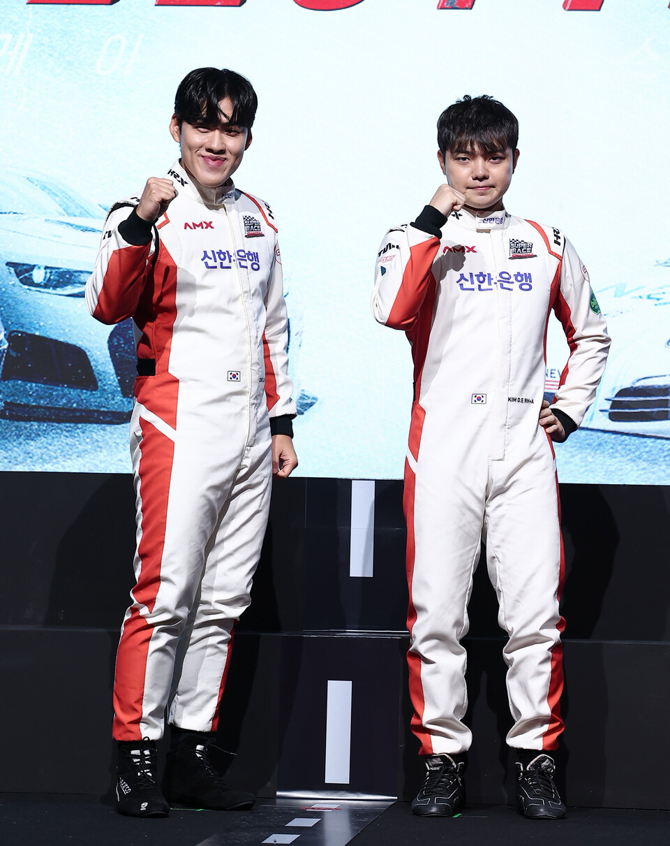 팀 '신한은행 땡겨요'의 개그맨 조진세와 김동은 선수가 지난 5일 서울 중구 웨스틴조선호텔에서 열린 티빙 오리지널 '슈퍼레이스 프리스타일' 제작발표회에서 포즈를 취하고 있다. (사진=뉴스1)