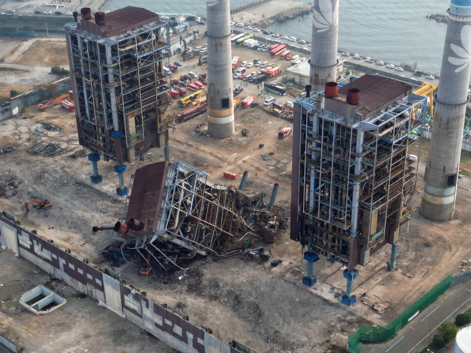 지난 7일 울산 남구 동서발전 울산화력발전소 보일러 타워 붕괴현장에서 소방대원들이 매몰자 수색 및 구조작업을 벌이고 있다. (사진=뉴스1)