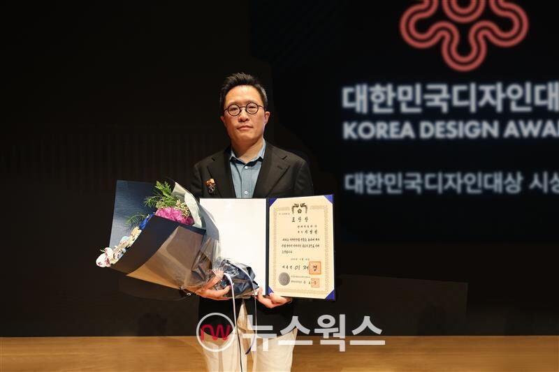 제27회 대한민국디자인대상에서 대통령 표창을 받은 지성원 현대자동차 브랜드마케팅본부장(전무)이 기념 촬영을 하고 있다. (사진제공=현대차)