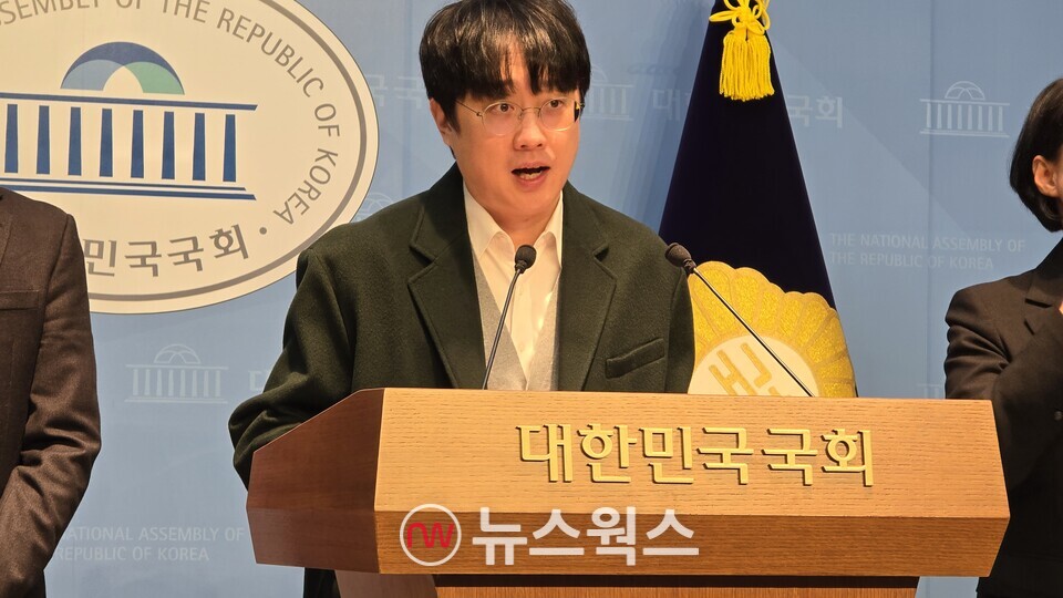 유튜브 채널 '백브리핑'의 운영자인 백광현 씨가 12일 국회소통관 기자회견에서 대장동 재판과 관련한 새로운 녹취를 공개하고 있다. (사진=원성훈 기자)