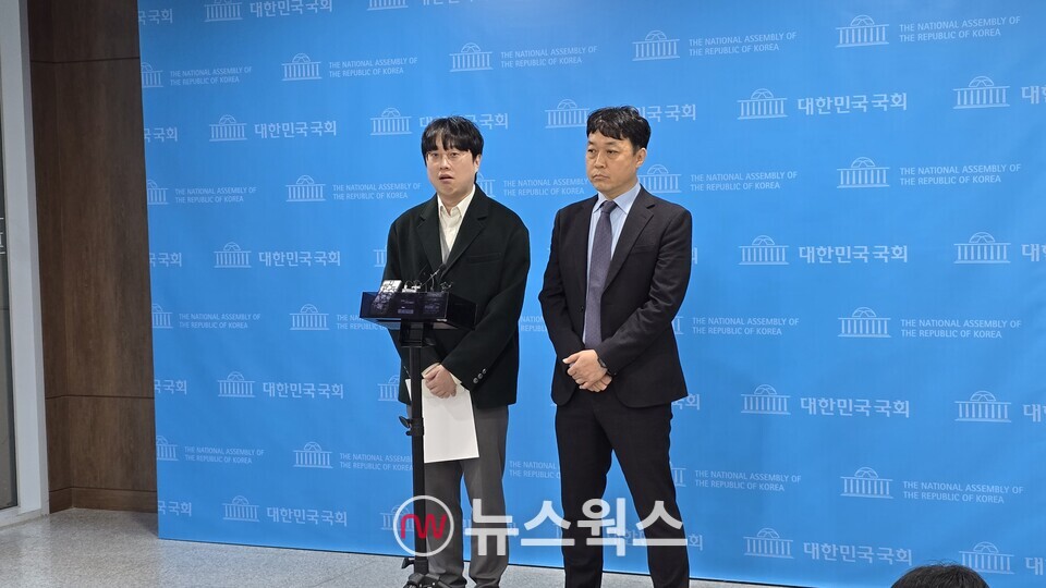 유튜브 채널 '백브리핑'의 운영자인 백광현(왼쪽) 씨가 김성훈 변호사와 함께 12일 국회소통관 기자회견 후 백브리핑 장소에서 백브리핑을 하고 있다. (사진=원성훈 기자)