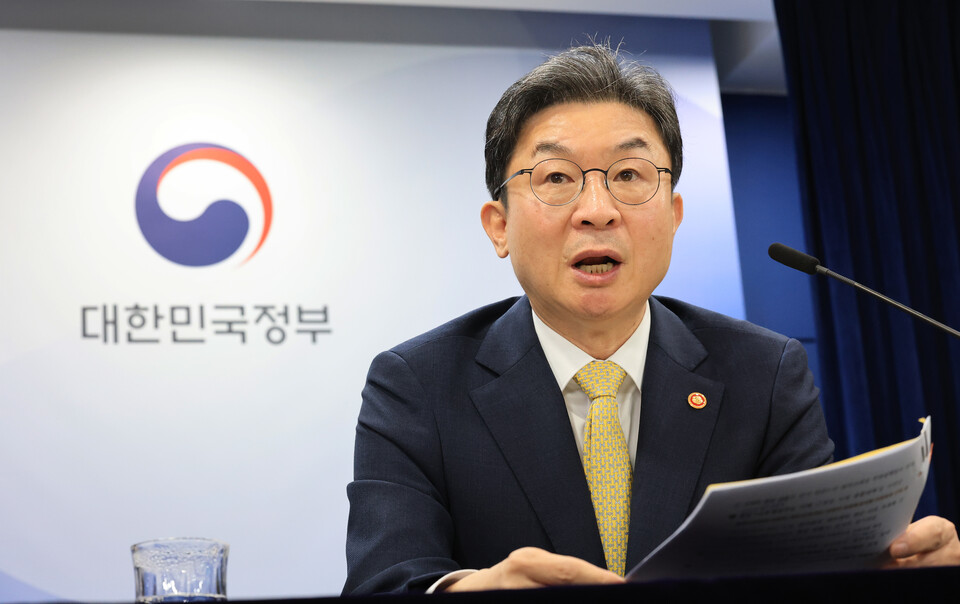 이억원 금융위원회 위원장이 12일 오전 서울 종로구 정부서울청사에서 열린 정례 기자간담회에서 발언을 하고 있다. (사진=뉴스1)