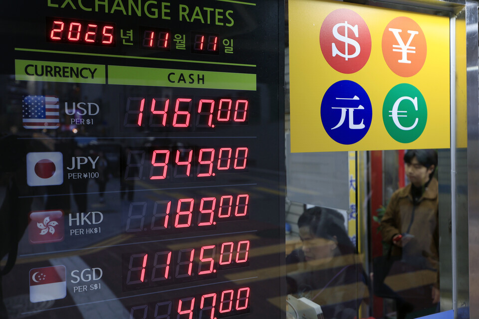 원·달러 환율이 장중 1460원대를 돌파하며 약 7개월 만에 최고치를 기록한 지난 11일 오후 서울 중구 명동의 환전소에서 관광객이 환전을 하고 있다. (사진=뉴스1)