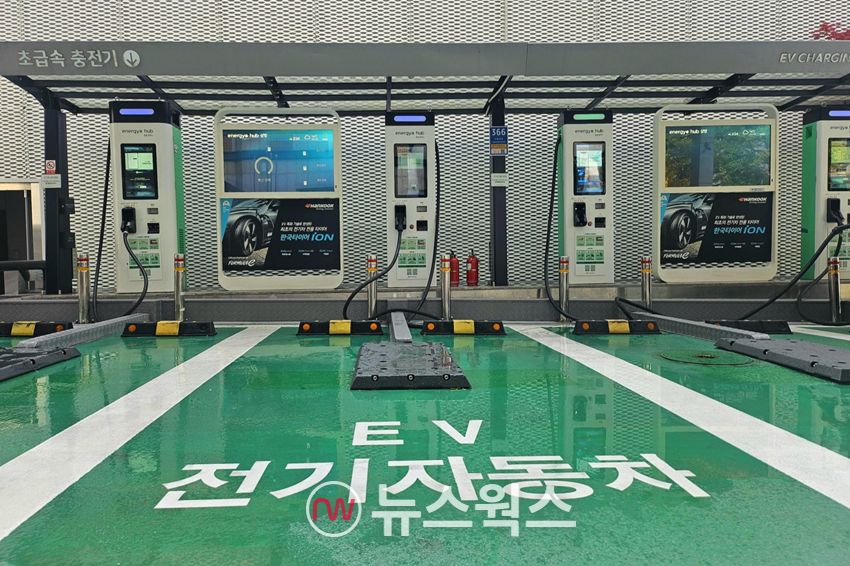 충전소 중앙에 고정된 전기차 화재진압설비(살수 노즐 플레이트). (사진제공=GS칼텍스)