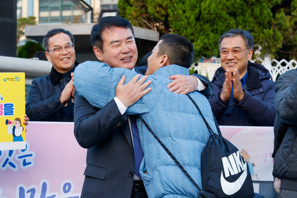 이정선 광주시교육감이 대학수학능력시험이 치러지는 13일 광주광역시교육청 26지구 제21시험장인 광주 서구 서석고등학교 앞에서 시험장으로 들어가는 수험생을 격려하고 있다. (사진제공=광주시교육청)