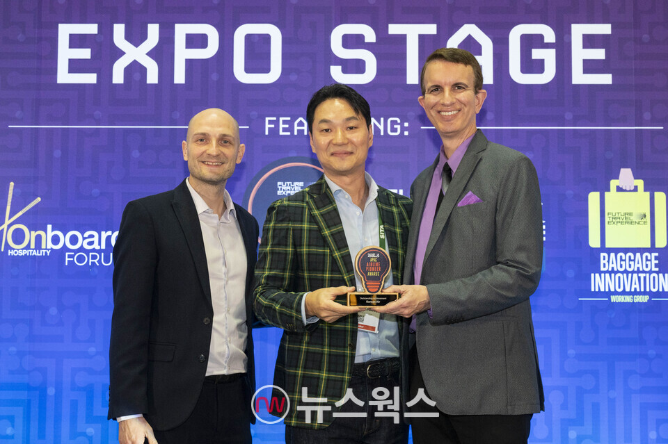 시상식에 참석한 장성현(가운데) 대한항공 마케팅·IT·객실 및 서비스 부문 부사장이 라이언 기 FTE 최고운영책임자, 조 리더 APEX 그룹 CEO와 함께 기념사진을 촬영하고 있다. (사진제공=대한항공)
