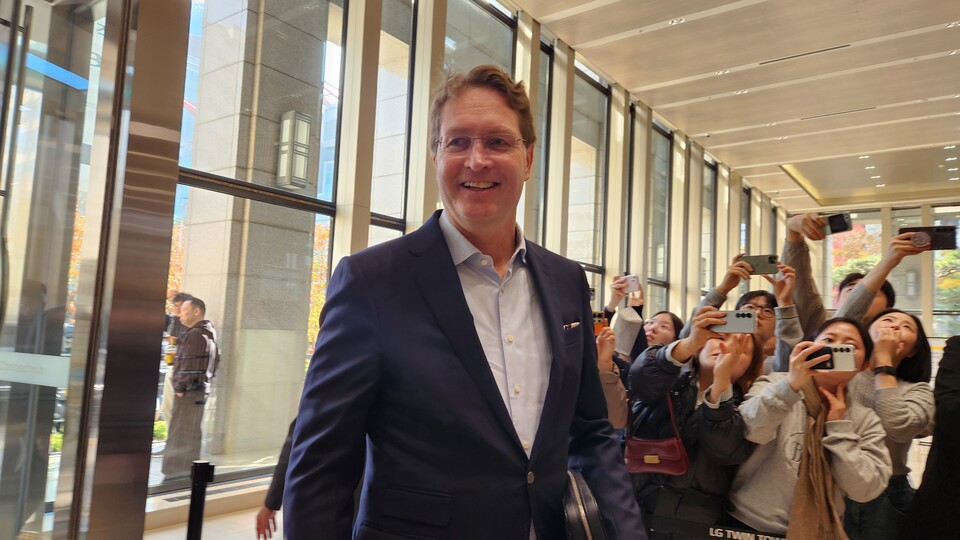 칼리니우스 벤츠 회장이 트윈타워에 들어서며 기자들의 질문에 답하고 있다. (사진=공동취재단)