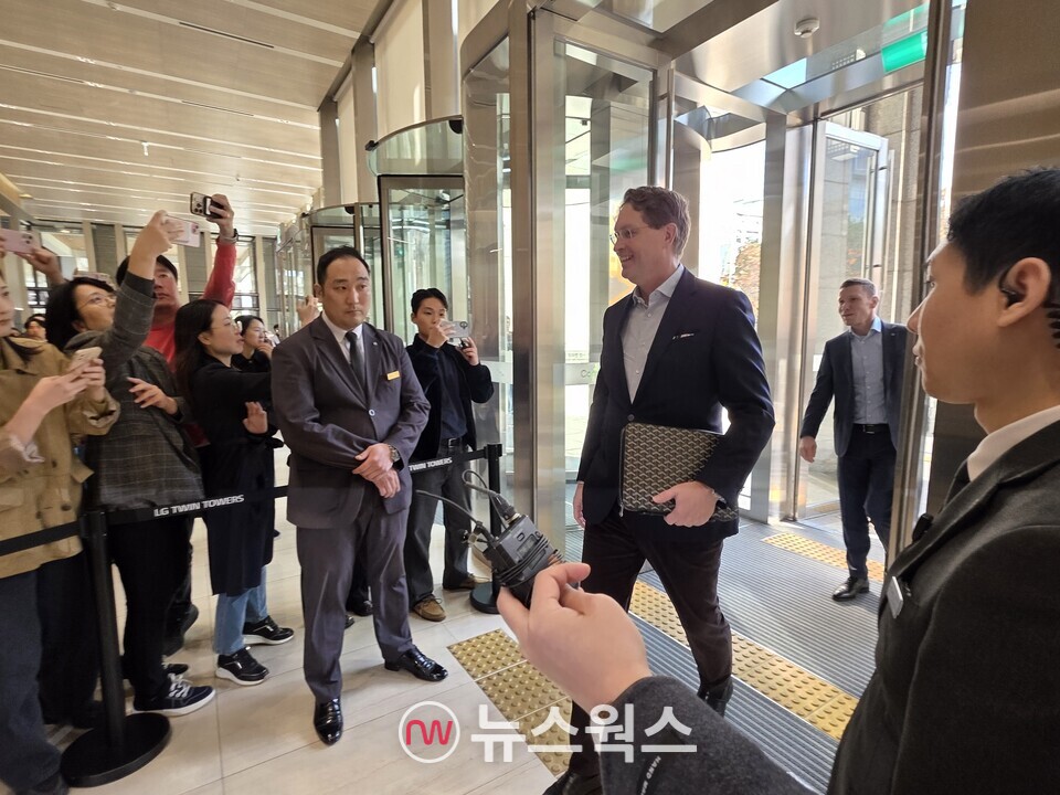 올라 칼레니우스 메르세데스-벤츠 회장이 13일 오후 1시 30분경 LG트윈타워에 들어서고 있다. (사진=채윤정 기자)