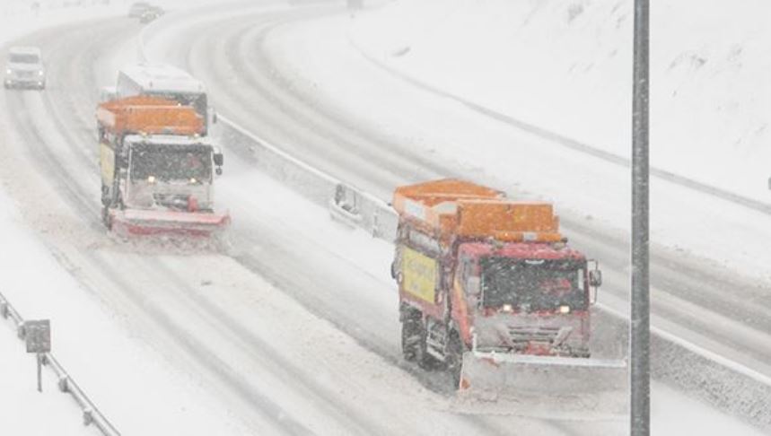 도로위 제설작업중인 제설차량 (사진제공=국토부)
