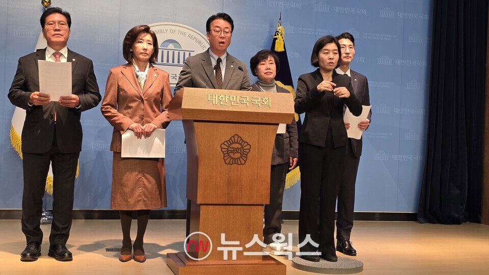 나경원(왼쪽 두 번째) 국민의힘 의원이 13일 국민의힘 법사위 위원들과 함께 국회소통관에서 기자회견을 열고 있다. (사진=원성훈 기자)