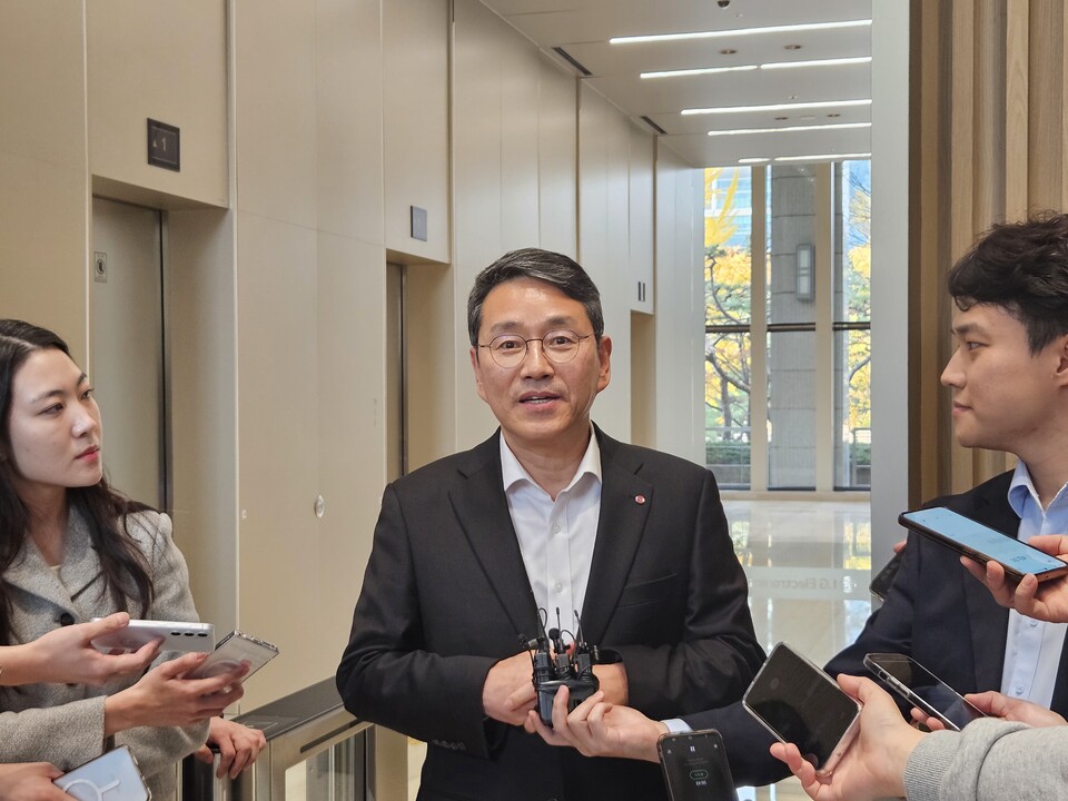 조주완 LG전자 사장은 13일 올라 칼레니우스 벤츠 회장과 회동을 가진 뒤, 기자들과 만난 자리에서 질문에 답변하고 있다. (사진=공동취재단)