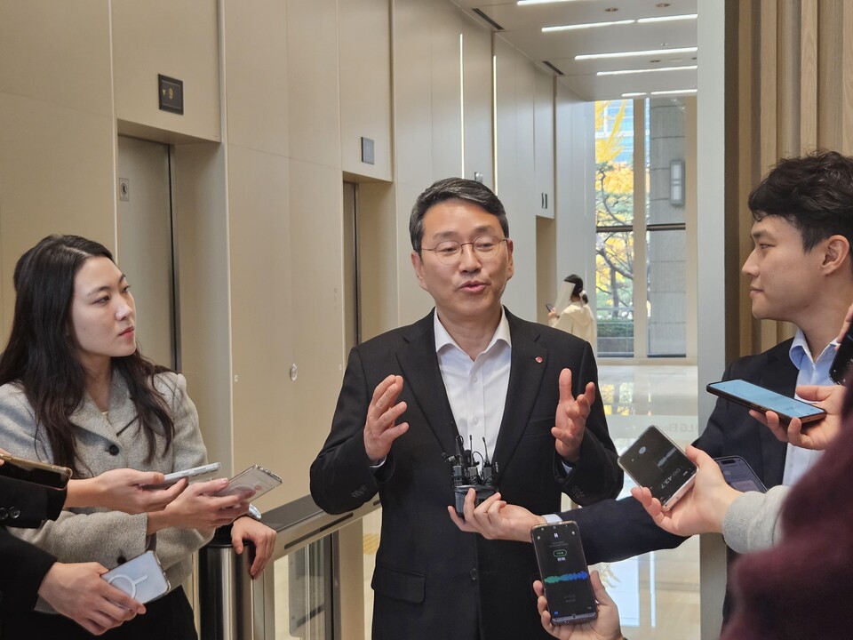 조주완 LG전자 사장은 13일 올라 칼레니우스 벤츠 회장과 회동을 가진 후 오후 2시30분경 기자들과 만난 자리에서 질문에 답변하고 있다. (사진=공동취재단)