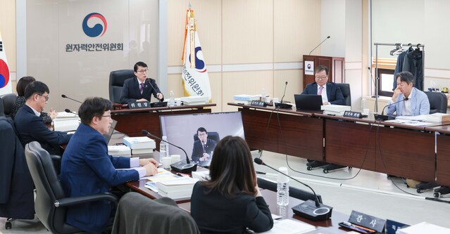 최원호 원자력안전위원회 위원장이 13일 서울 중구 원자력안전위원회 대회의실에서 열린 제224회 원자력안전위원회 회의에서 위원들과 안건에 대해 논의하고 있다. (사진제공=원안위)