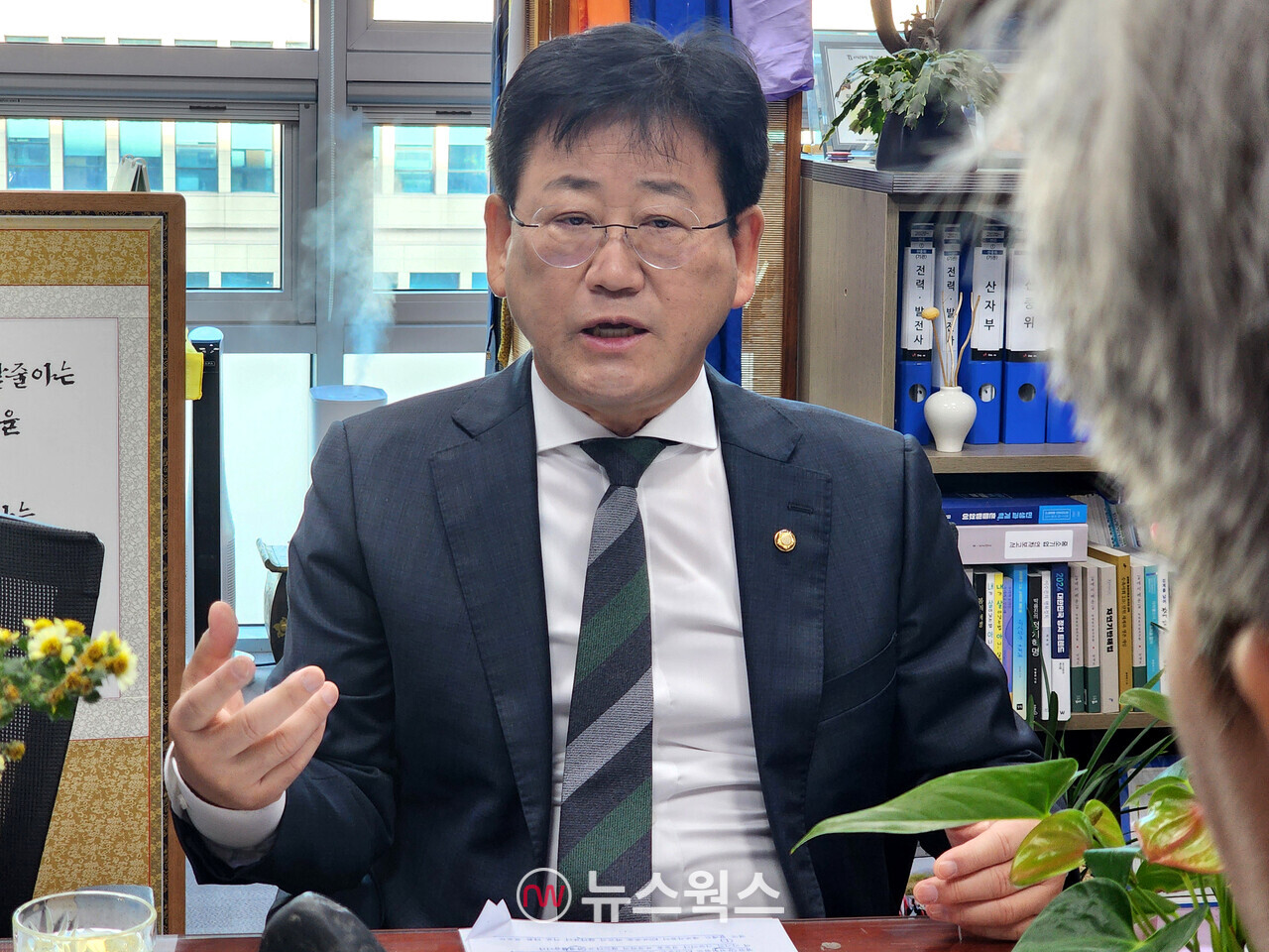 김정호 국회의원이 이재명 정부의 에너지 정책 방향과 자신의 관련 의정활동에 대해 설명하고 있다. (사진=박광하 기자)