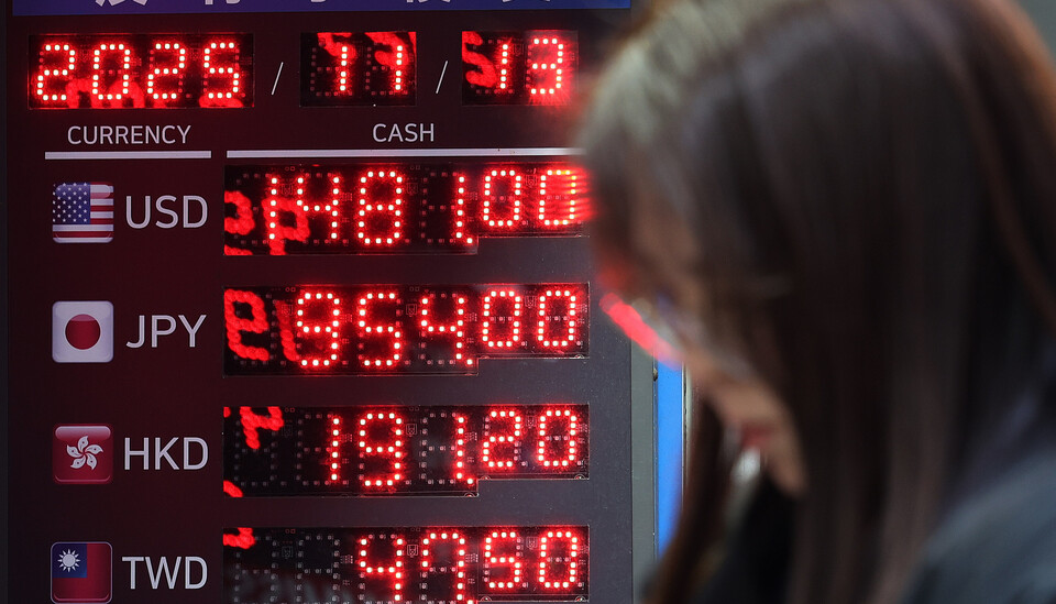 원·달러 환율이 장중 1475.4원을 터지한 13일 서울 중구 명동 환전소에서 외국인들이 환전하고 있다. (사진=뉴스1)