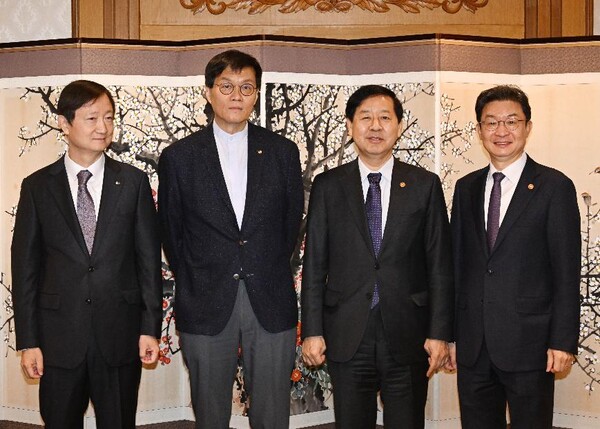 (왼쪽부터) 이찬진 금감원장, 이창용 한은총재, 구윤철 부총리, 이억원 금융위원장이 14일 서울 종로구 정부서울청사에서 열린 '시장상황점검회의' 시작에 앞서 기념사진을 찍고 있다. (사진제공=기획재정부)- 하고 있다.