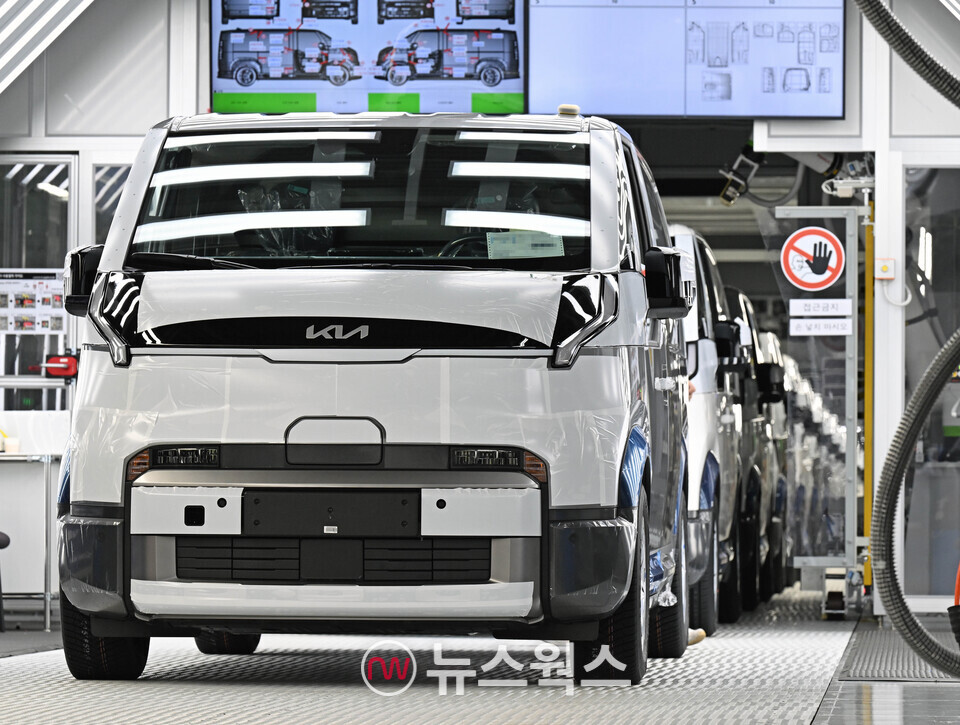 화성 EVO Plant East에서 생산 중인 PV5. (사진제공=기아)