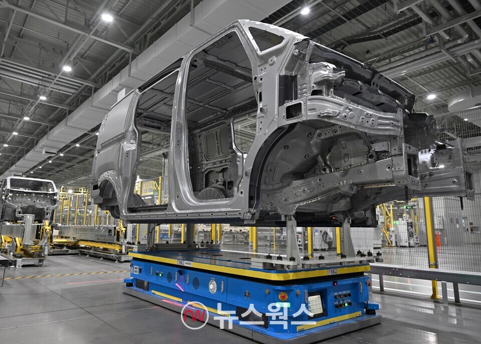 무인운반차량(AGV)이 PV5 차체를 운반하고 있다. (사진제공=기아)