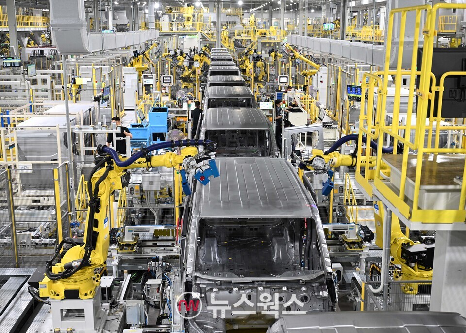 화성 EVO Plant East 차체 용접 생산라인. (사진제공=기아)