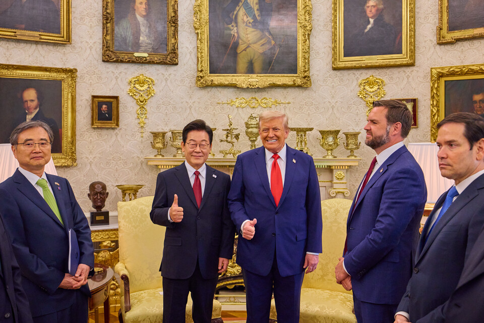 이재명(왼쪽 두 번째) 대통령이 지난 8월 25일(현지시간) 미국 워싱턴DC 백악관에서 열린 한미 정상회담에서 도널드 트럼프(왼쪽 세 번째) 미국 대통령과 기념촬영을 하고 있다. (사진제공=대통령실)