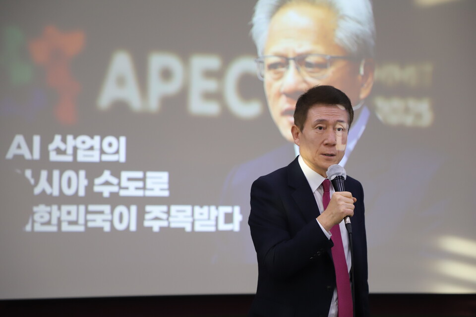 이강덕 포항시장이 13일 대구스포츠산업지원센터에서 열린 ‘TK100 토론회’에 참석해 포항시의 미래 산업 비전과 철강산업 혁신 전략을 밝히고 있다. (사진제공=대구경북인터넷기자협회)