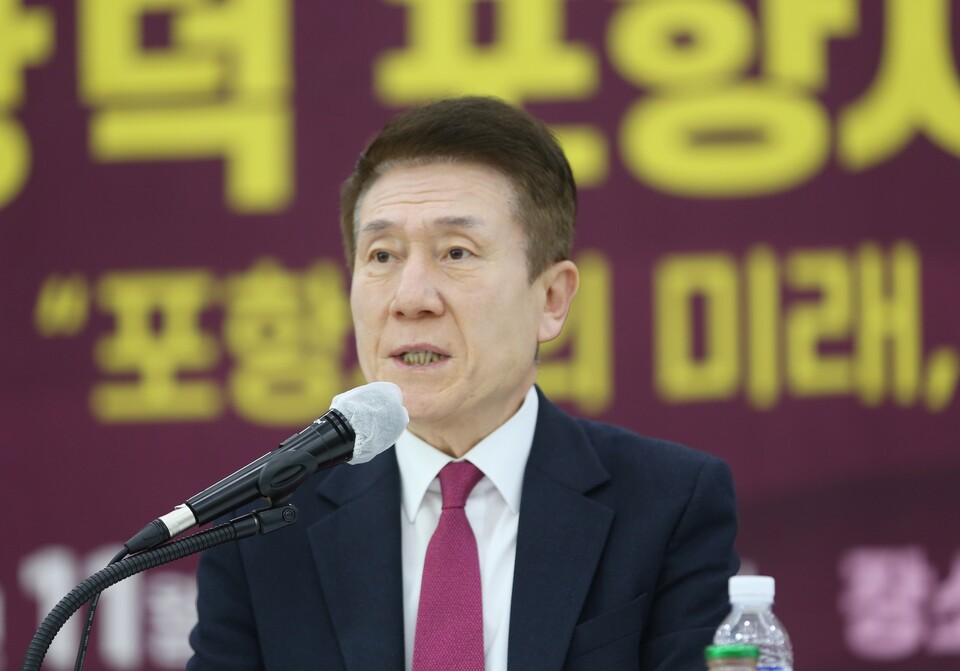 이강덕 포항시장이  ‘TK100 토론회’에서 기자들의 질문에 답변하고 있다. (사진제공=대구경북인터넷기자협회)