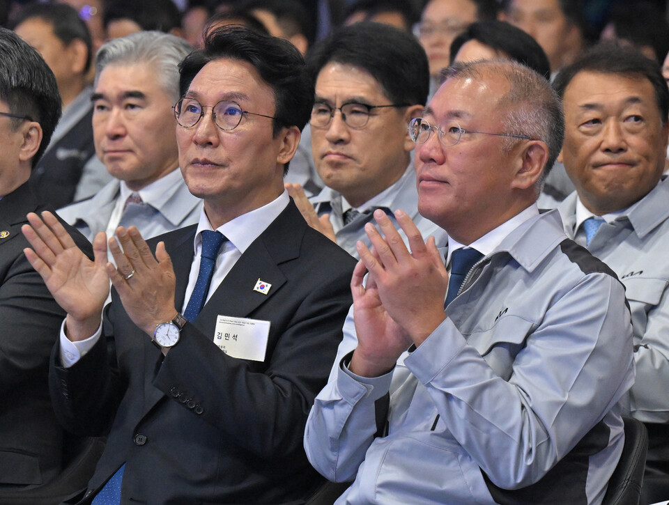 김민석 국무총리와 정의선 현대차그룹 회장이 14일 오전 경기도 화성에서 열린 기아 화성 EVO 플랜트 East준공식 및 West기공식에서 박수치고 있다. (사진=뉴스1)