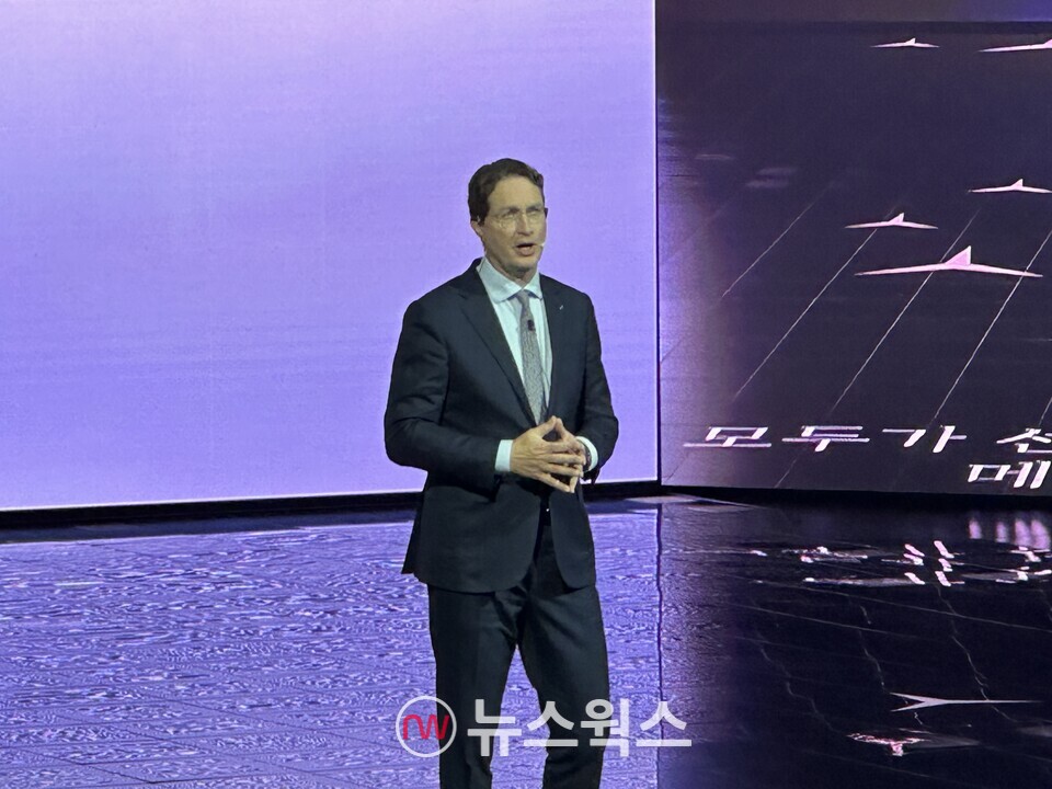 14일 인천 파라다이스시티에서 열린 '벤츠 미래 전략 컨퍼런스'에서 올라 칼레니우스 메르세데스-벤츠 그룹 AG 이사회 의장 겸 CEO가 발표하고 있다. (사진=정현준 기자)