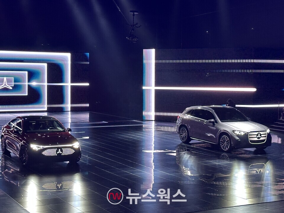 14일 '벤츠 미래 전략 컨퍼런스'에서 공개된 메르세데스-벤츠의 '디 올-뉴 일렉트릭 CLA'(왼쪽)와 '디 올-뉴 일렉트릭 GLC'. (사진=정현준 기자)