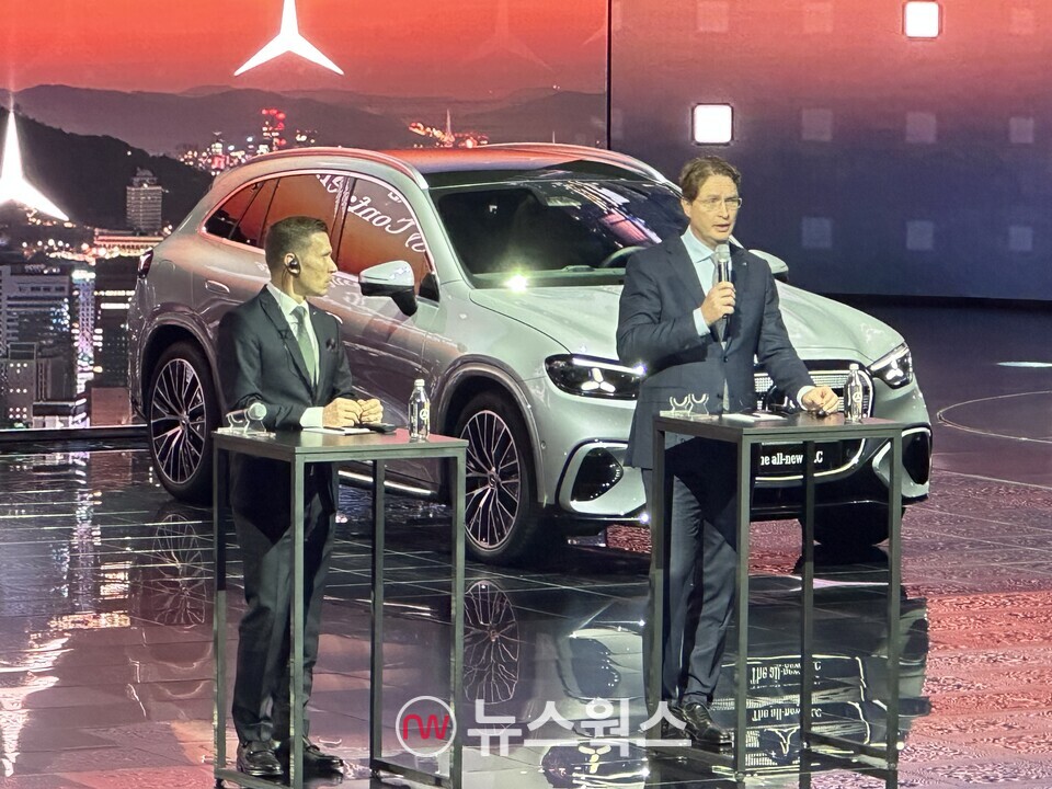 마티아스 바이틀(왼쪽) 벤츠코리아 대표이사 사장과 올라 칼레니우스 메르세데스-벤츠 그룹 AG 이사회 의장 겸 CEO가 질의응답을 진행하고 있다. (사진=정현준 기자)