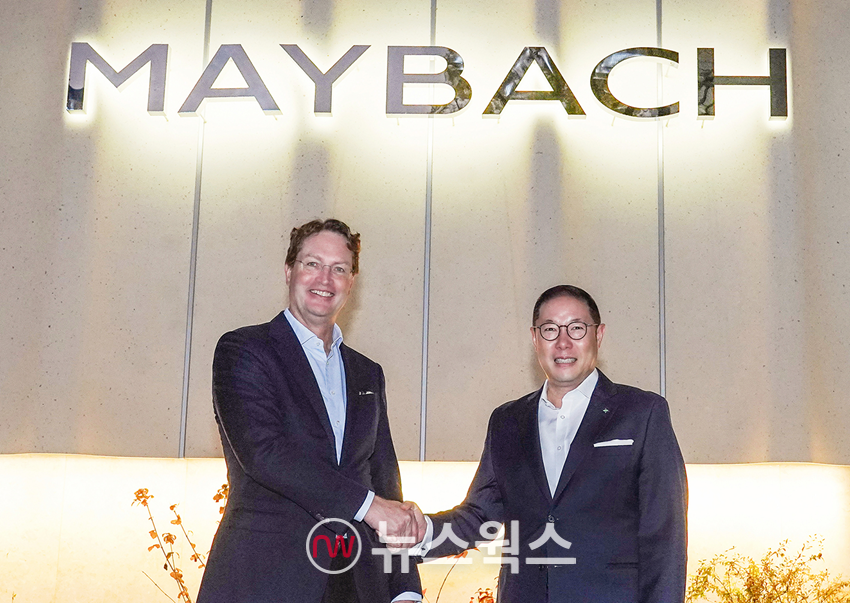조현상(오른쪽) HS효성 부회장과 올라 칼레니우스 메르세데스 벤츠 그룹 이사회 의장 겸 CEO가 지난 13일 서울 강남구 마이바흐 브랜드센터 서울에서 만나 기념촬영을 하고 있다. (사진제공=HS효성)