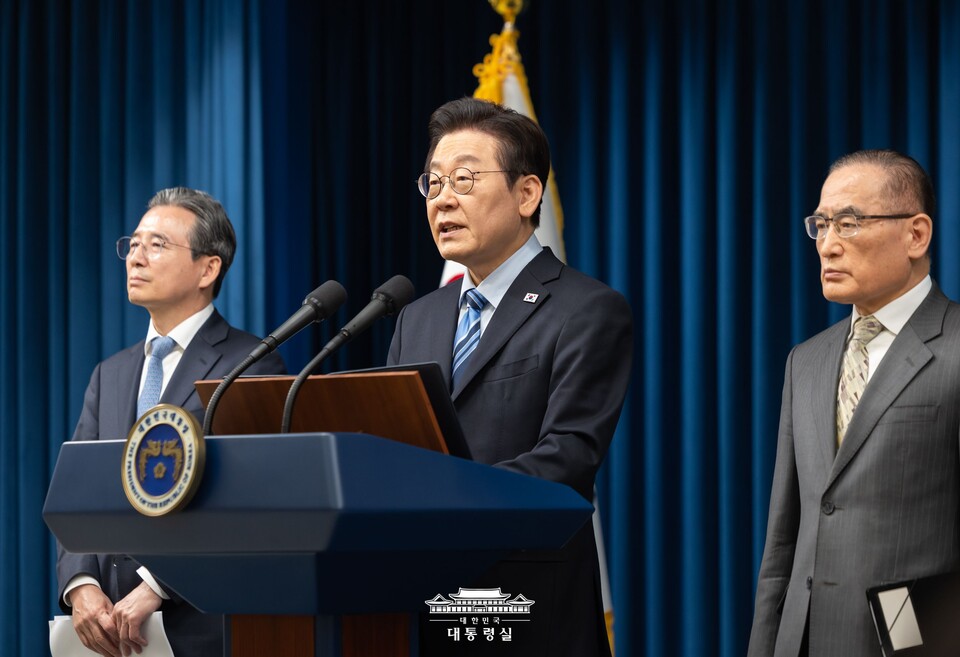 이재명 대통령이 14일 서울 용산 대통령실 청사에서 한·미 팩트시트 타결 결과를 발표하고 있다. 왼쪽부터 김용범 정책실장, 이 대통령, 위성락 국가안보실장. (출처=대통령실 홈페이지)