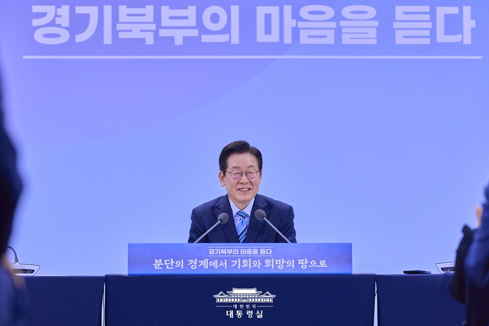 이재명 대통령이 14일 경기 파주시 라이브러리스테이 지지향에서 열린 '경기 북부의 마음을 듣다' 타운홀미팅을 주재하고 있다. (출처=대통령실 홈페이지)