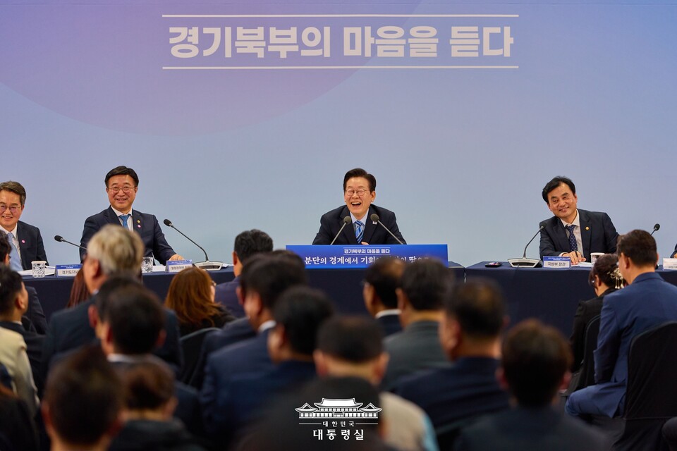 이재명 대통령이 14일 경기 파주시 라이브러리스테이 지지향에서 열린 '경기 북부의 마음을 듣다' 타운홀미팅을 주재하고 있다. (출처=대통령실 홈페이지)