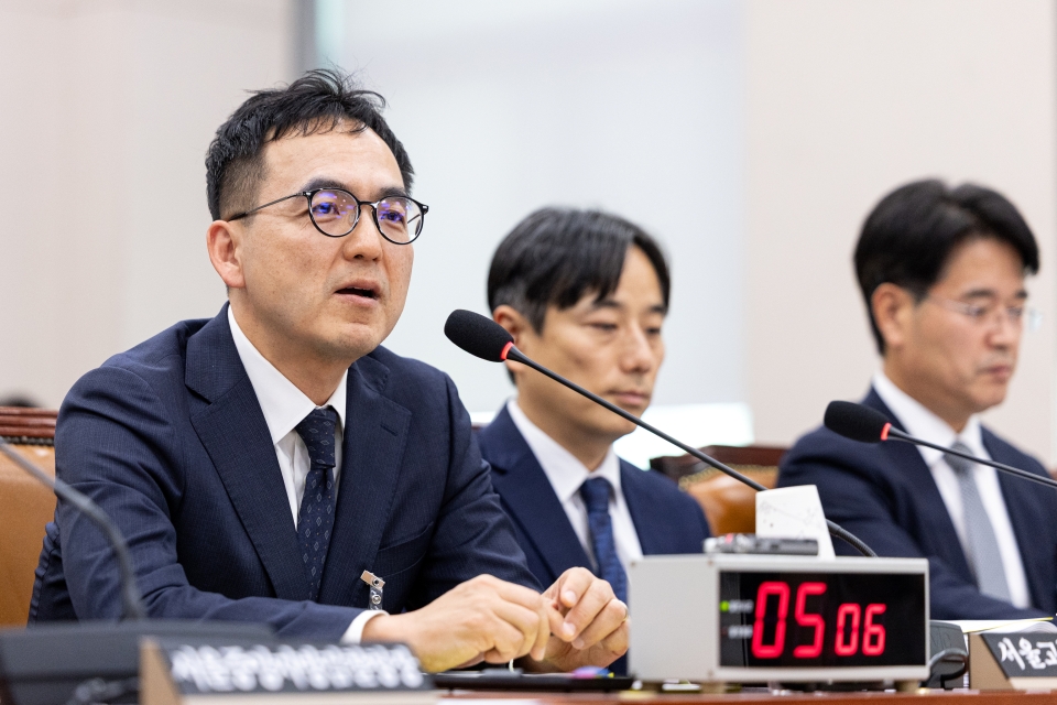 구자현 서울고검장이 지난달 23일 서울 여의도 국회 법제사법위원회에서 열린 서울고등검찰청·서울중앙지방검찰청 등에 대한 국정감사에 출석해 의원 질의에 답변하고 있다. (사진=뉴스1)